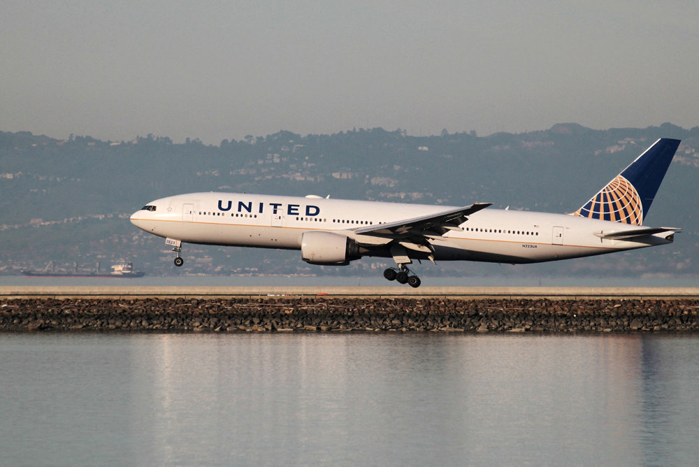 FILE PHOTO: A United Airlines Boeing 777-200 lands at San Francisco International Airport, San Francisco