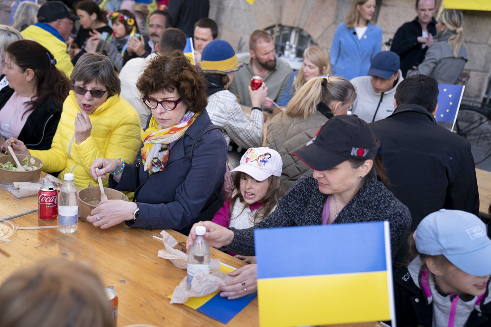 Danskere og ukrainere i København mødes til en fælles langbordsmiddag på Østerbro, direkte overfor den russiske ambassade