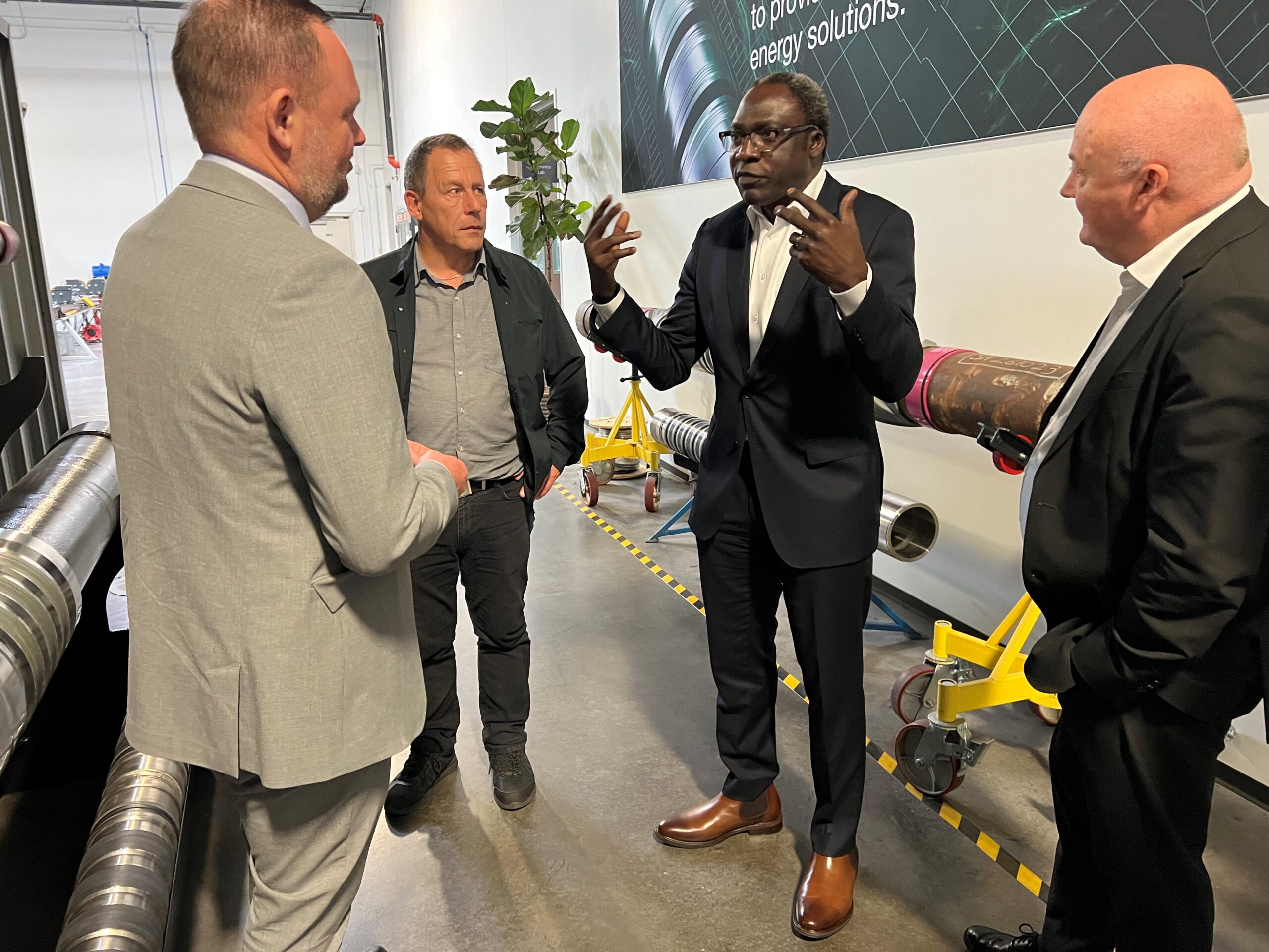 På billedet er direktør Nordamerika, Gbenga Onadeko, fabrikschef Vagn Nielsen og Karsten Rieder Business Esbjerg. Foto: Esbjerg Kommune