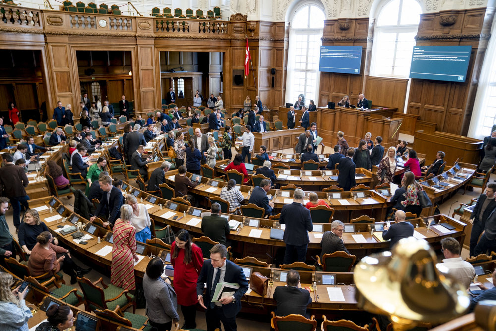 Tredje behandling af afskaffelse af store bededag på Christiansborg