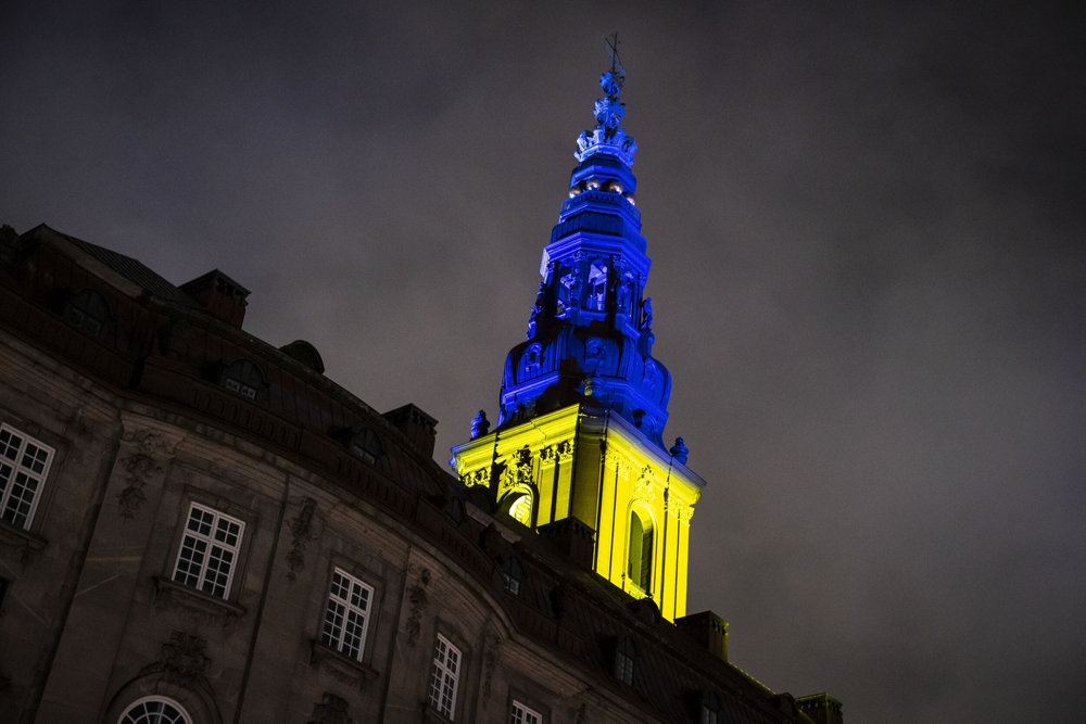 Christiansborg lyses op i gult og blåt