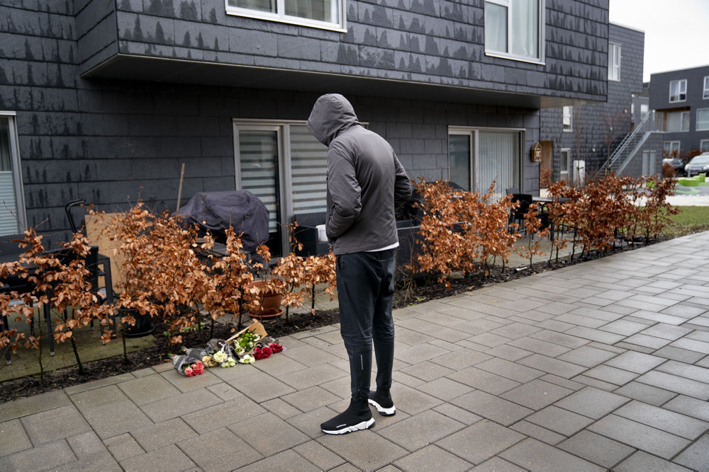 Blomster på gerningssted i Taastrup