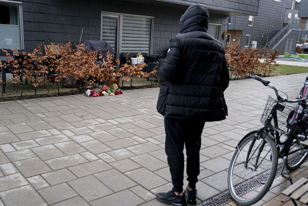 Blomster på gerningssted i Taastrup