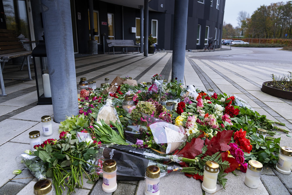 Blomster og lys foran Plejecenter Samsøvej til minde om dræbt kvinde