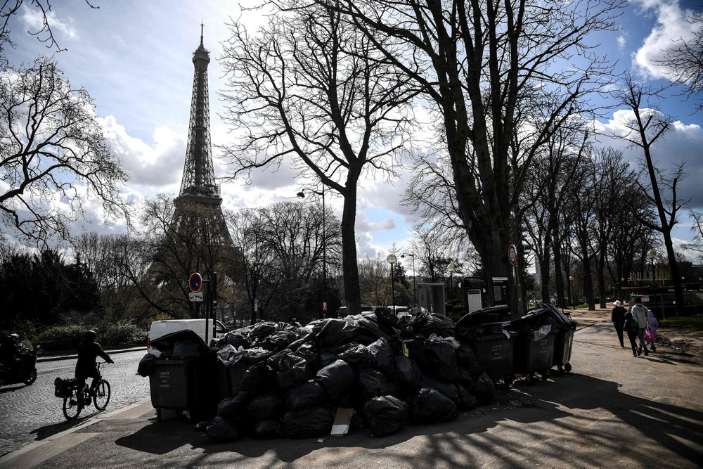 TOPSHOT-FRANCE-POLITICS-PENSION-STRIKE-WASTE