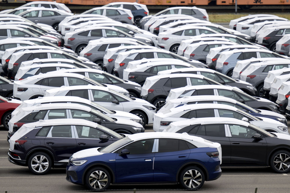 Commissioner for Eastern Europe Carsten Schneider visits VW plant in Zwickau