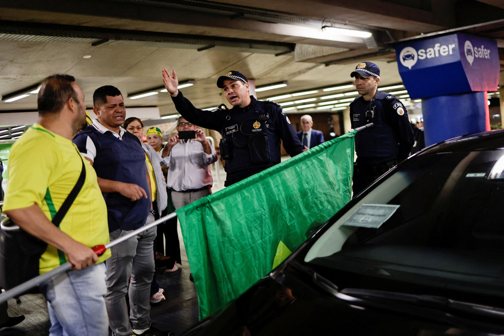 Bolsonaro returns to Brazil to lead right-wing opposition to Lula in Brasilia