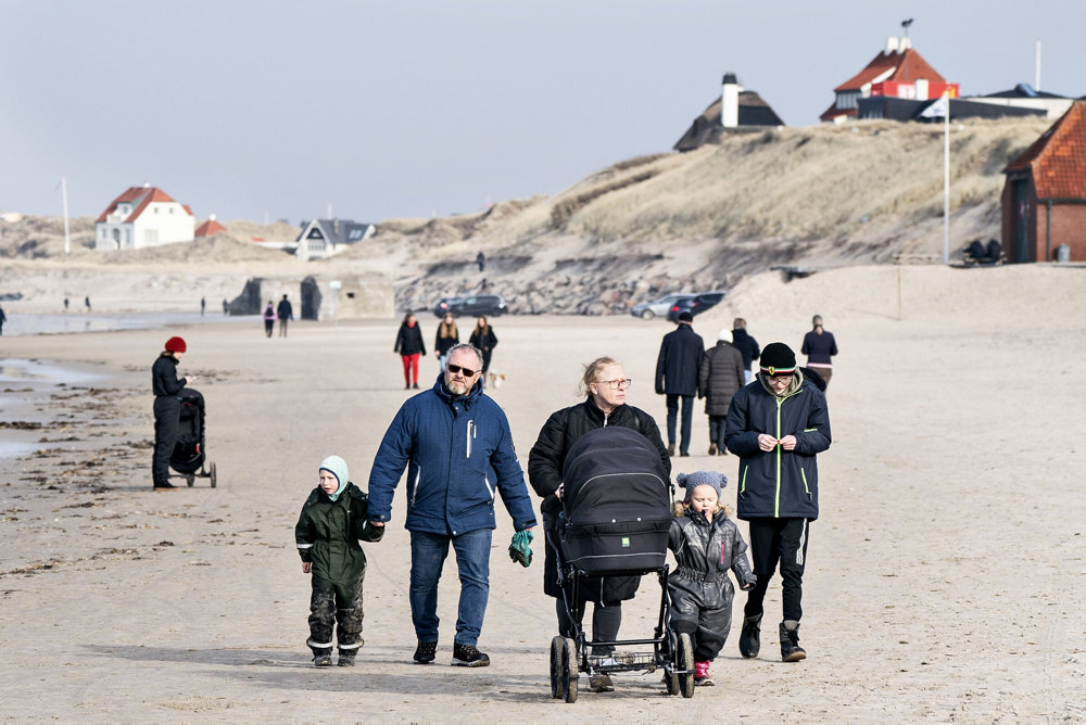 Det varme vinterferievejr på stranden i Løkken