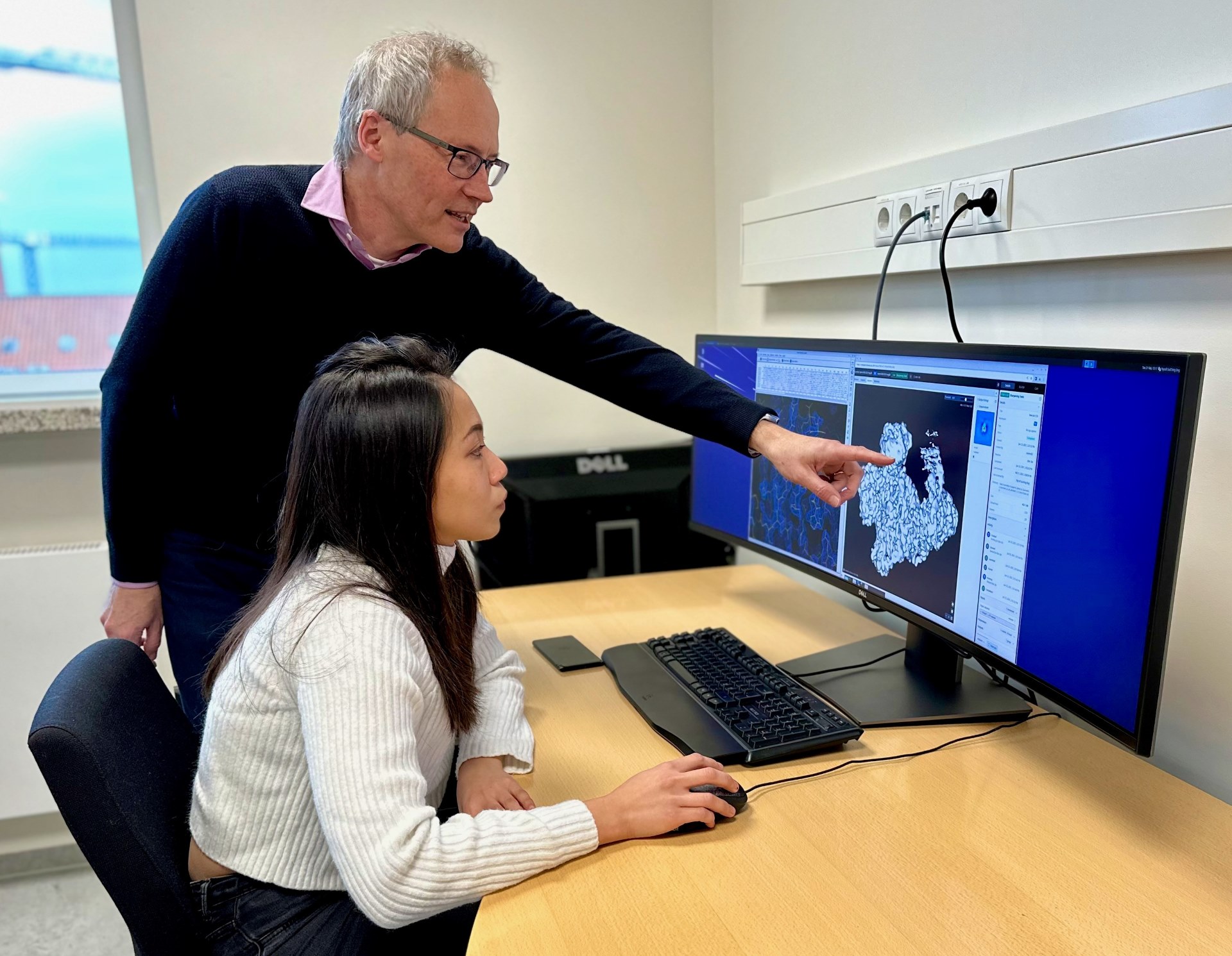 Professor Ditlev Brodersen diskuterer detaljer af reaktionsmekanismen med en anden af artiklens forfattere, ph.d.-studerende Nycoll S. C. On (foto: Lisbeth Heilesen).