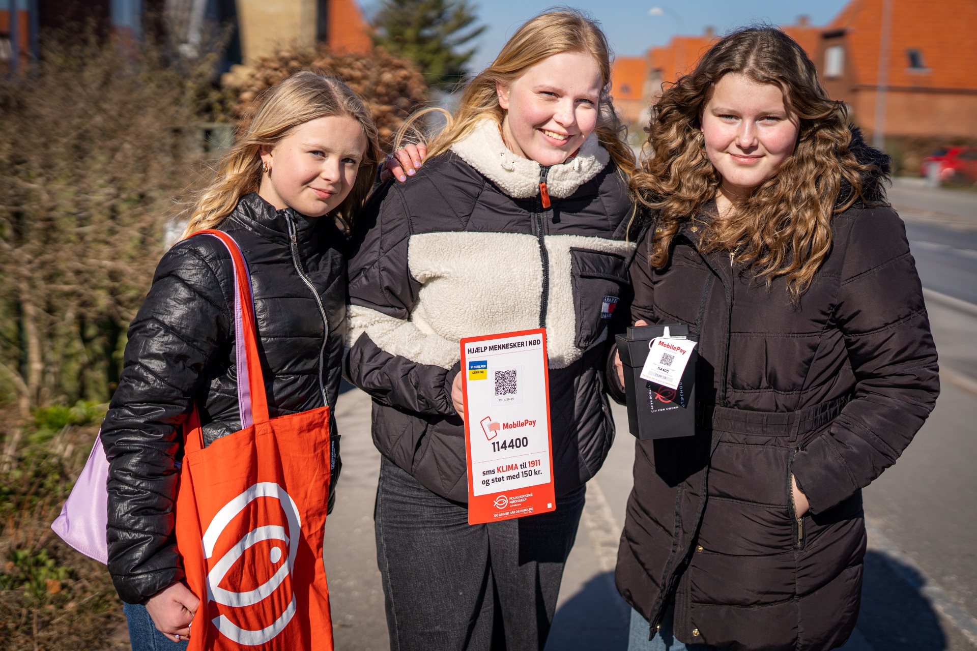 Konfirmanderne Sille, Mia og Freja samlede i 2022 ind for Folkekirkens Nødhjælp. Foto: Kristian Skårhøj