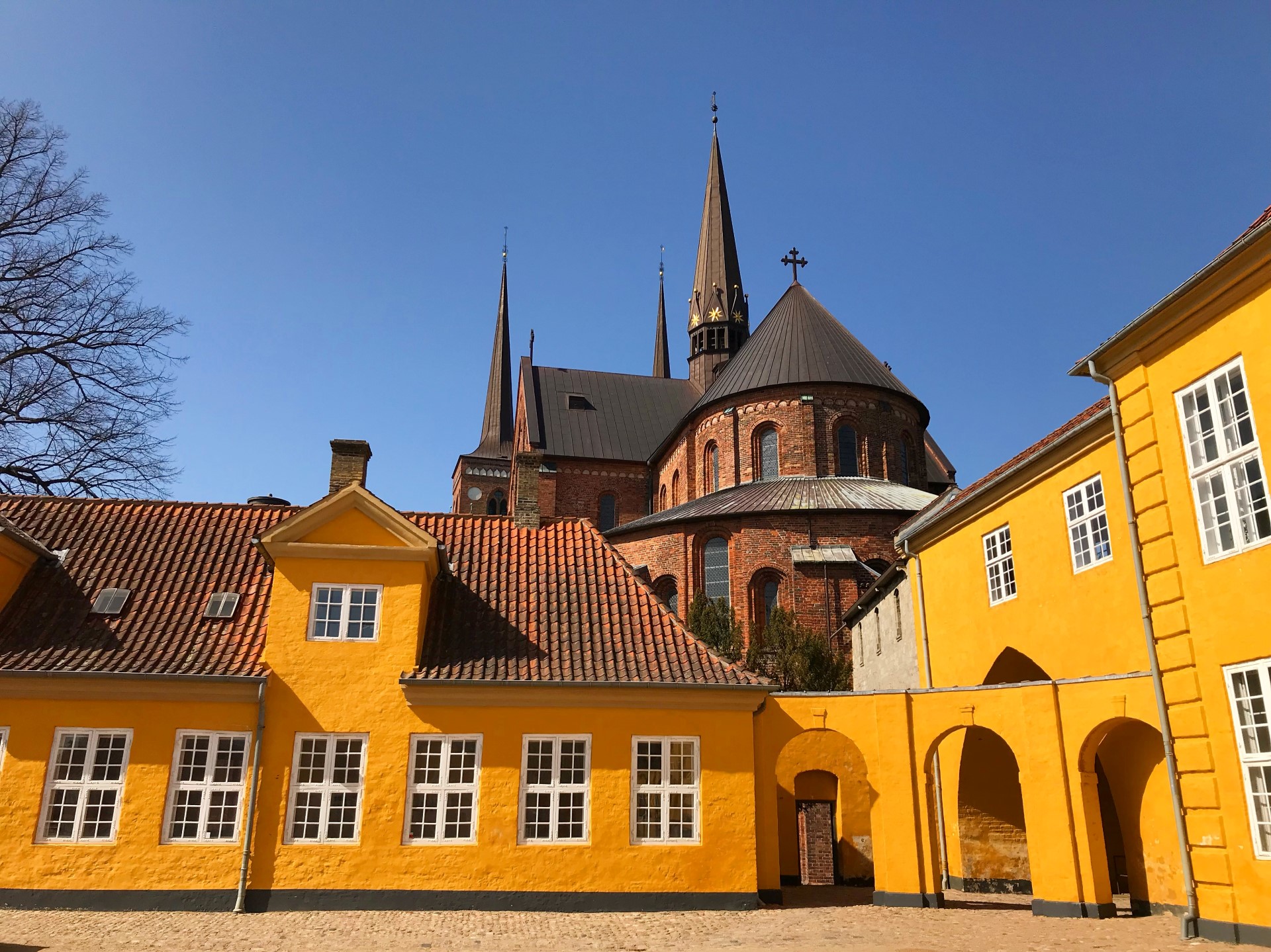 Det Kongelige Palæ midt i Roskilde skal sammen med domkirken udgøre det kommende Roskilde Domkirke Verdensarvscenter. Det forventes at åbne i 2027 og skal især kredse om Roskilde Domkirkes unikke arkitektur, den kongelige danmarkshistorie og de ritualer, der knytter sig til begravelserne i den kongelige gravkirke. Foto: Sara Peuron-Berg /Fonden til formidling af kulturarven Roskilde Domkirke