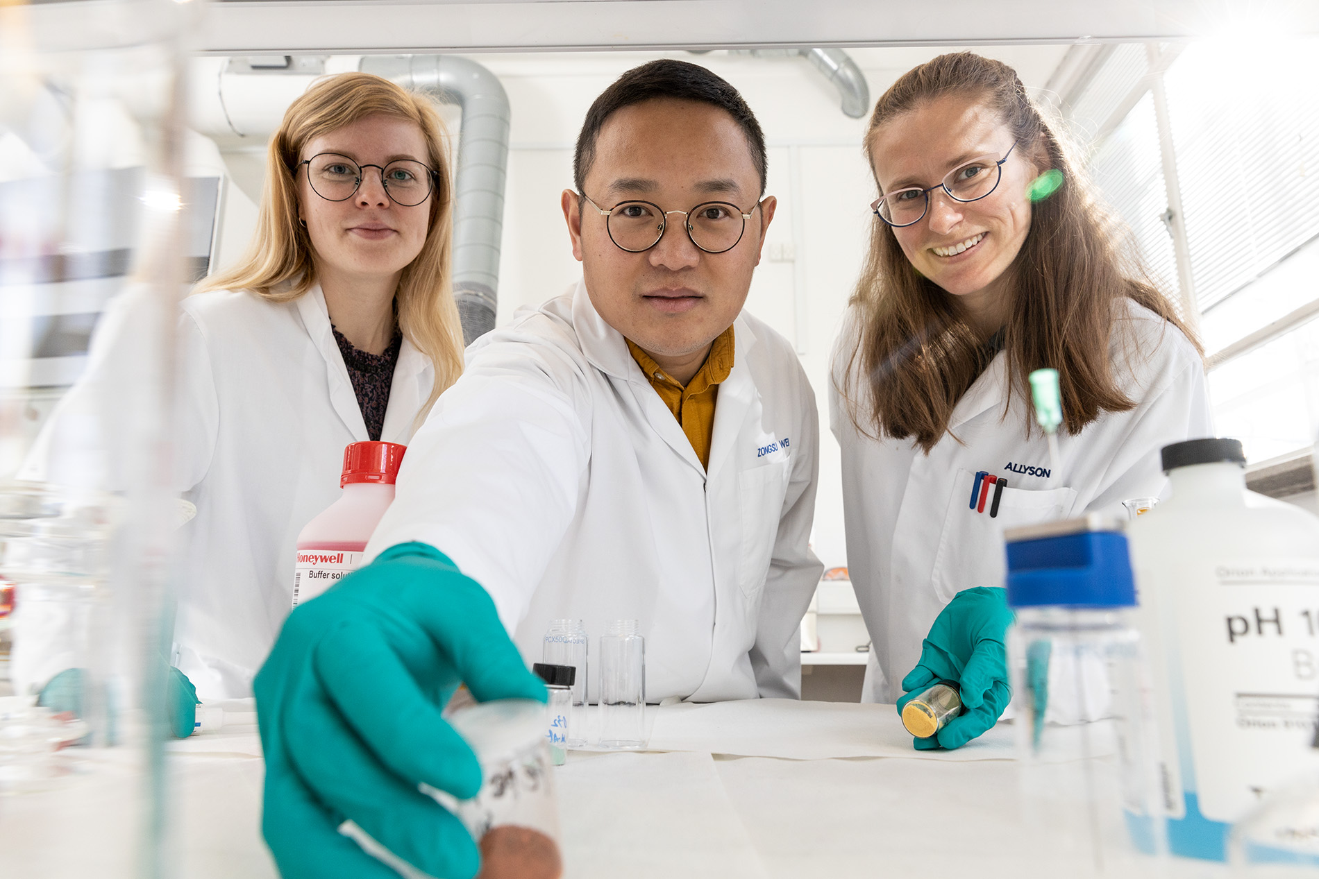 Ph.d.-studerende Charlotte Skjold Qvist Christensen (tv), adjunkt Zongsu Wei (midt) og ph.d.-studerende Allyson Leigh Junker (th), alle en del af forskningsgruppen Water Engineering Innovation på Aarhus Universitet, der arbejder på en simpel, bæredygtig måde til at komme PFAS til livs. Foto: Nicolai Hildebrand.