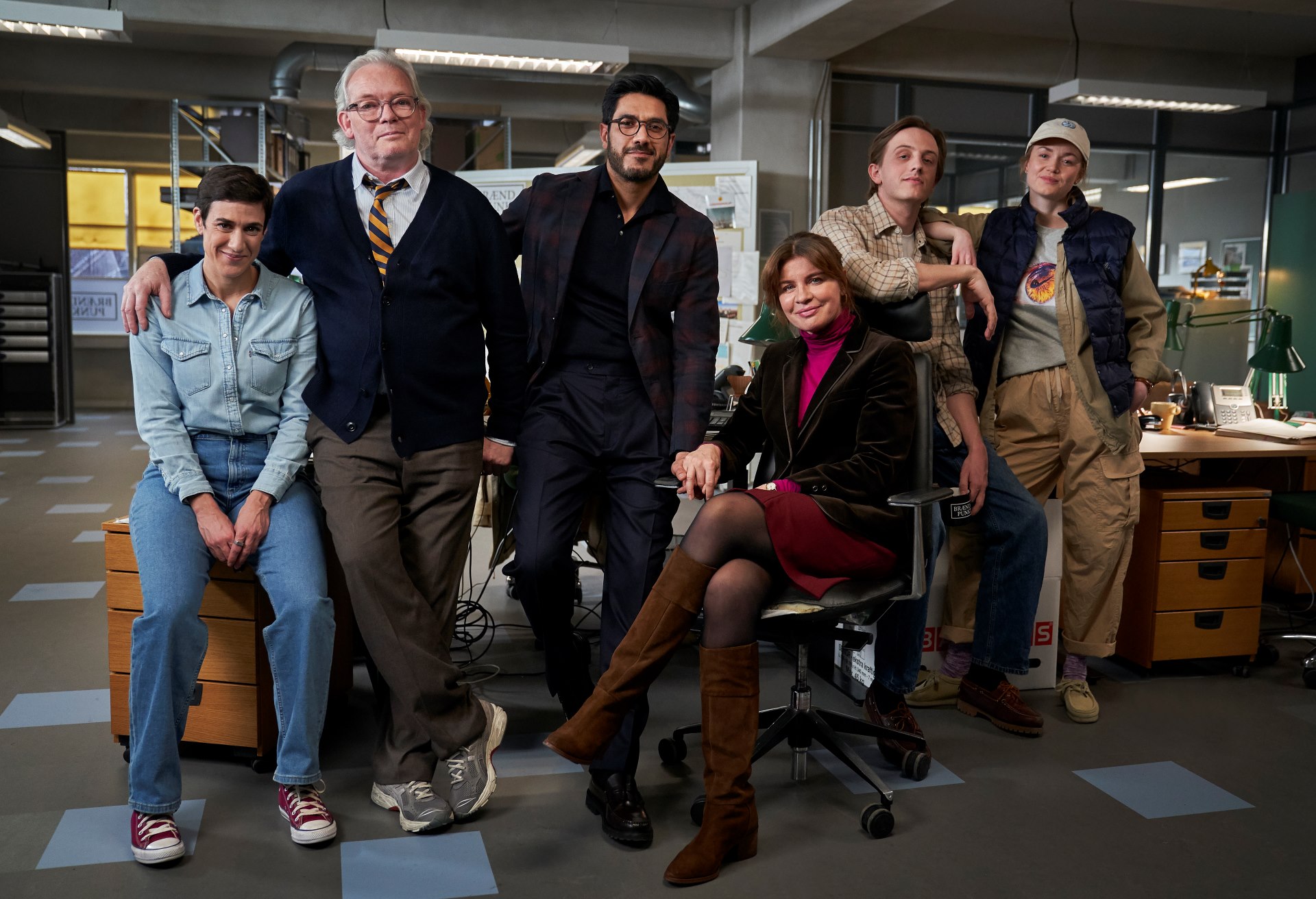 Fra venstre er Alice (Lila Nobel Mehbil), Hansen (Søren Malling), Adam (Afshin Firouzi), Liv (Mille Dinesen), Frederik (Clint Ruben) og Chris (Johanne Milland Pedersen). (Foto: Tine Harden/TV 2)