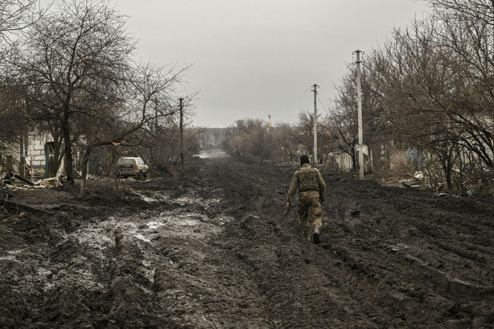 TOPSHOT-UKRAINE-RUSSIA-CONFLICT-WAR-MUD