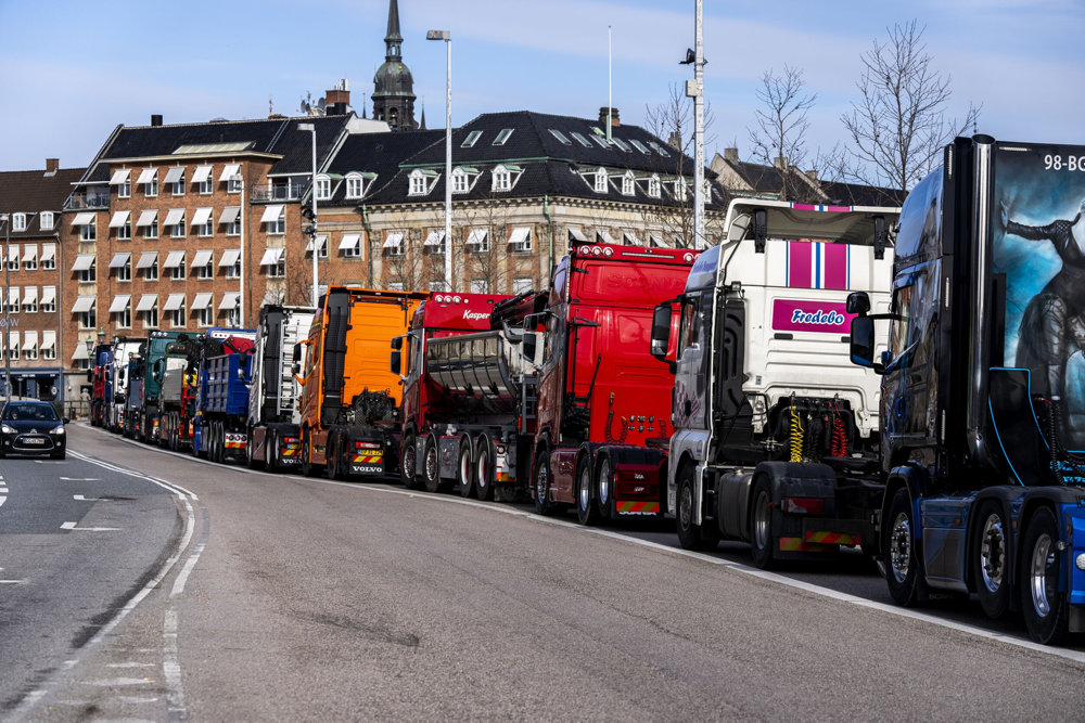 Lastbiler i hobetal parkeret ved Christiansborg