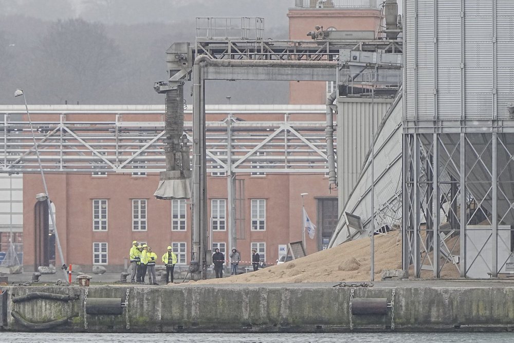 Silo fyldt med hestebønner kollapset på Aarhus Havn