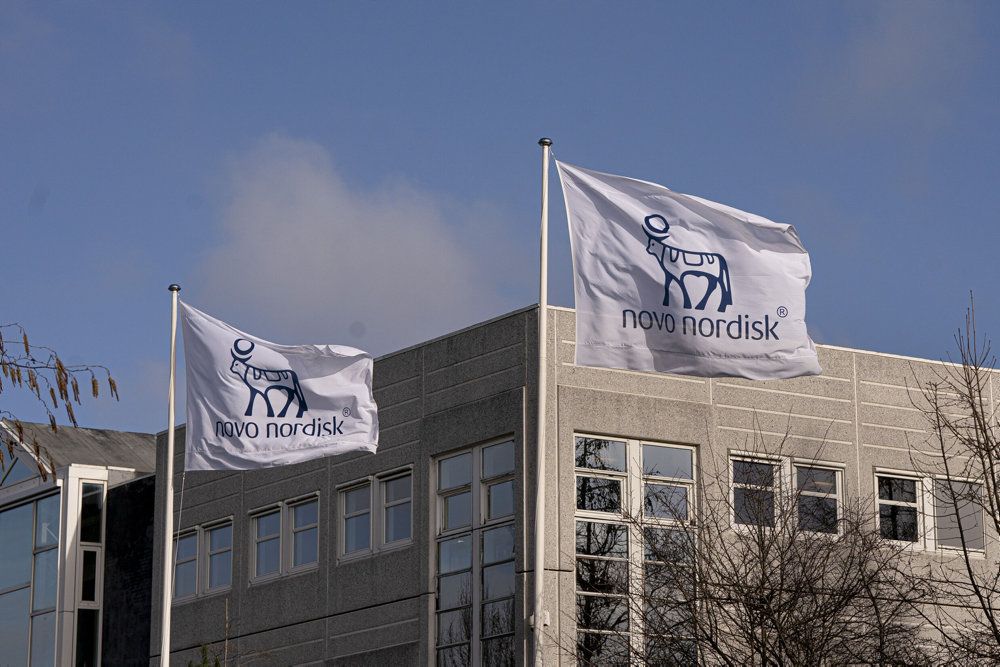 Novo Nordisk fejrer 100 års fødselsdag med et kæmpe banner på hovedsædet i Bagsværd