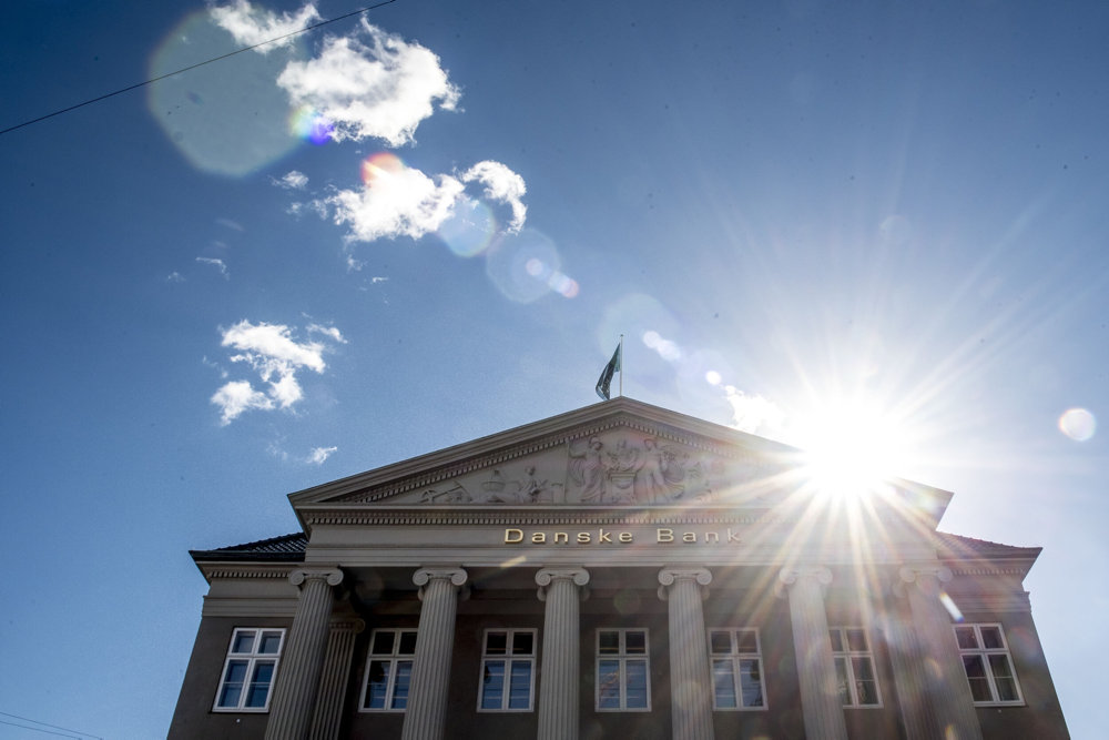 Bagmandspolitiet har sigtet Danske Bank for fire forhold omkring hvidvasksagen i Estland. Det oplyser banken i en meddelelse til fondsbørsen.