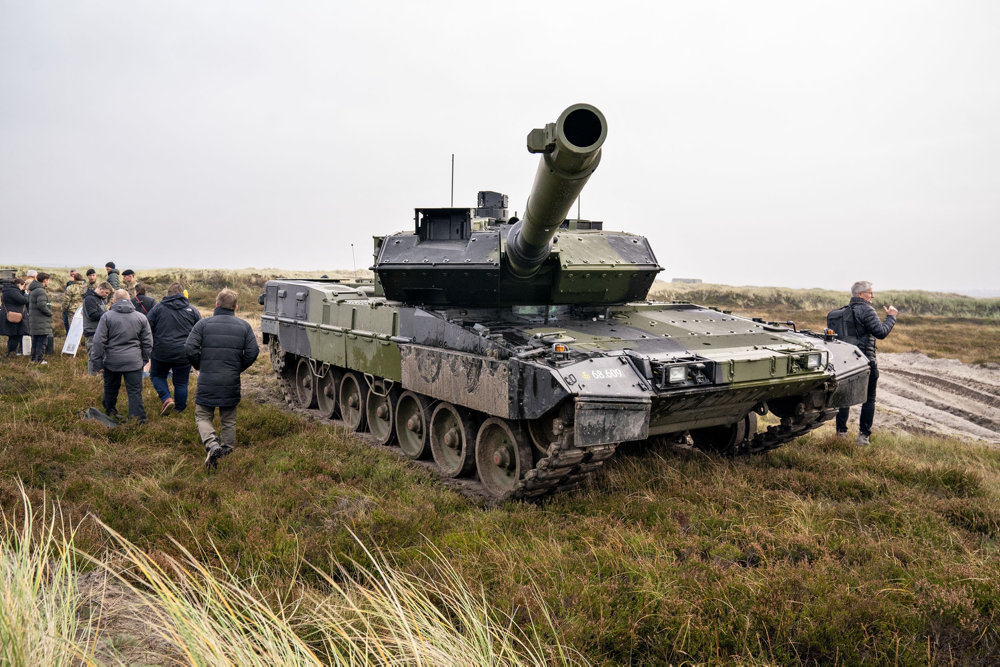 Forsvarets nye Leopard 2A7 kampvogn og nyt artilleri vises i Oksbøl