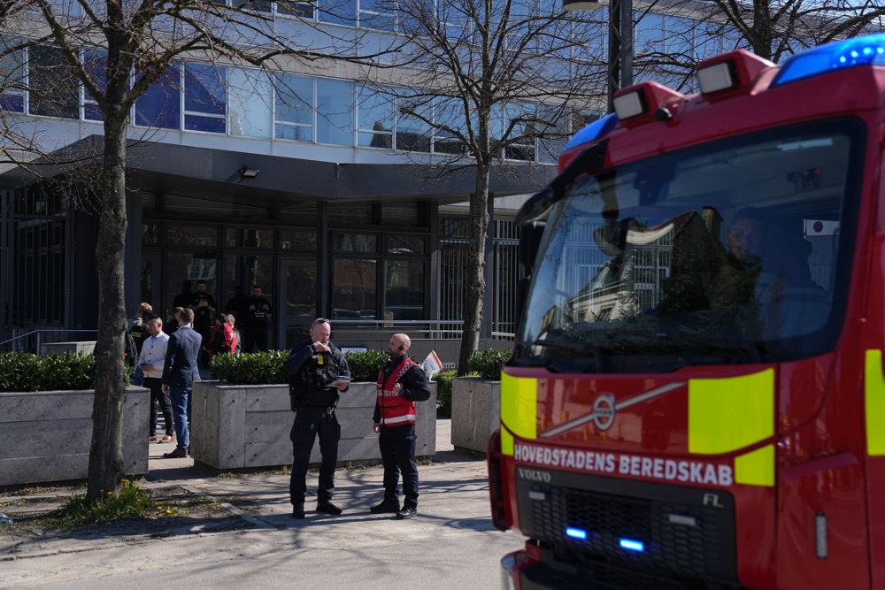 Person i brand foran den amerikanske ambassade