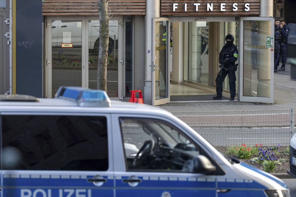 Police officer in front of a gym in Duisburg city center