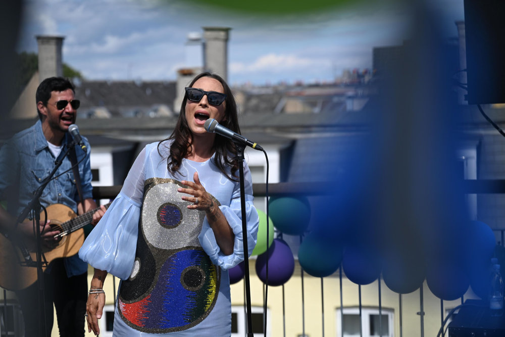 Grønnere Grøn: Medina spiller på tagterrasse på Nørrebro