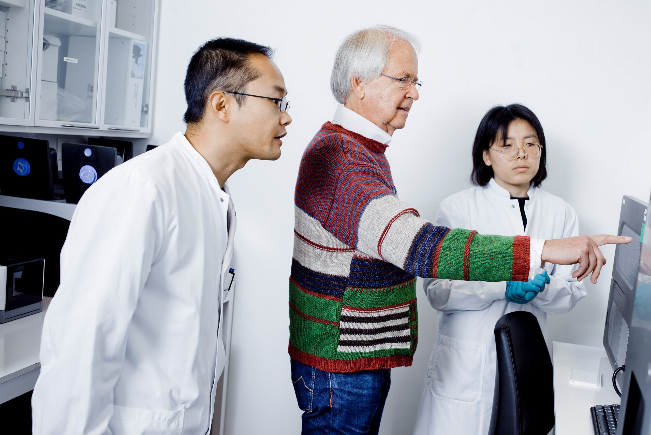 Adjunkt Yong Fan, professor Oluf Borbye Pedersen, Yong Fans hustru, ph.d.-studerende Liwei Lyu. Foto: Claus Boesen.