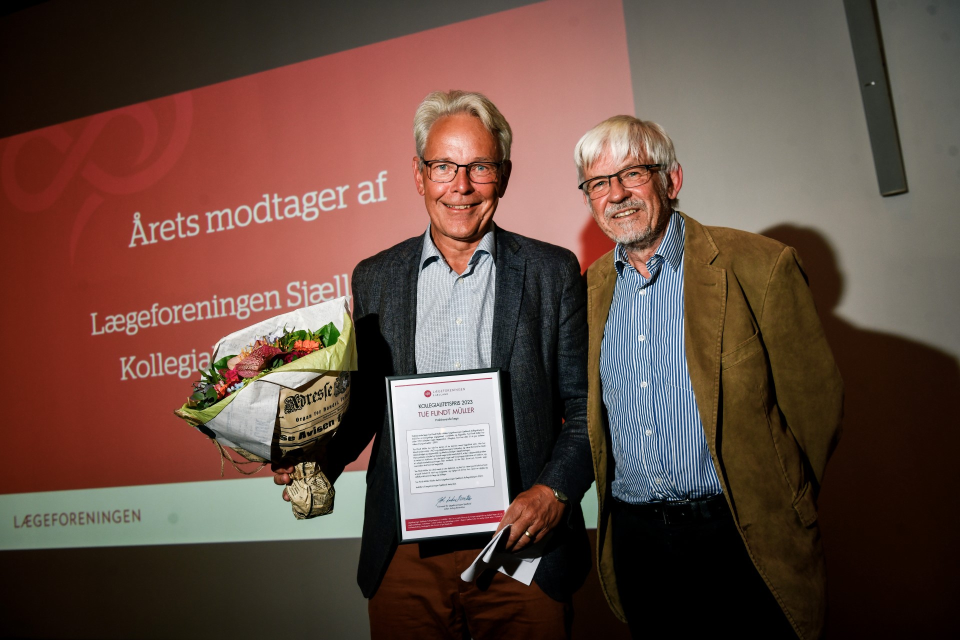 Fotograf:Palle Peter Skov - Årets vinder Tue Flindt Müller (tv.) og formand for Lægeforeningen Sjælland Johan Ludvig Reventlow