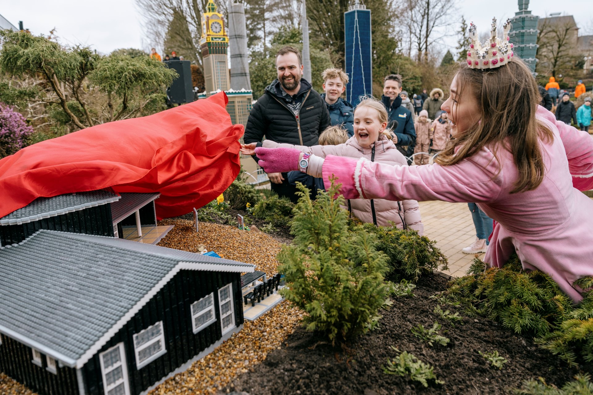 Elinor Rais afslører familiens hus i Miniland sammen med LEGOLAND prinsessen.