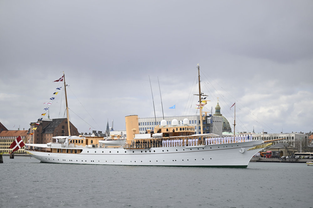 Dronningen på Kongeskibet efter officiel ombordstigning fra Holmen, Dronning Margrethe, Dronningen