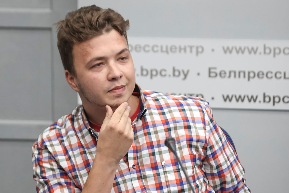 Jailed Belarus journalist Roman Protasevitsj takes part in a press conference in Minsk