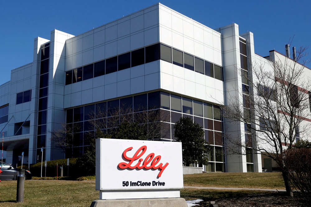 FILE PHOTO: An Eli Lilly and Company pharmaceutical manufacturing plant is pictured in Branchburg, New Jersey