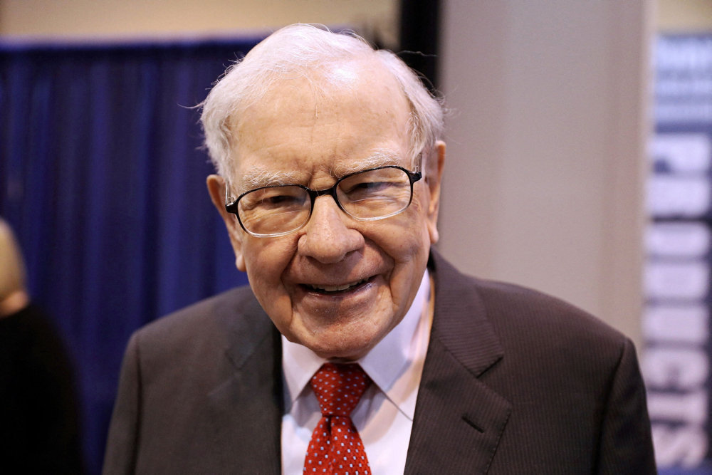 FILE PHOTO: Berkshire Hathaway Chairman Warren Buffett walks through the exhibit hall as shareholders gather to hear from the billionaire investor at Berkshire Hathaway Inc''s annual shareholder meeting in Omaha