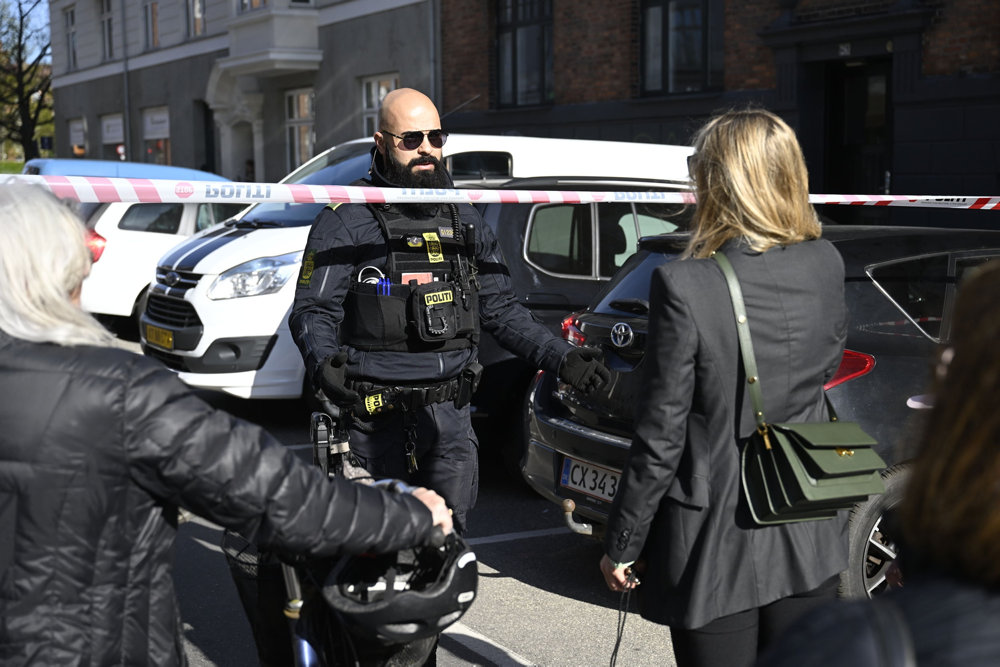 Politi afspærrer område på Vesterbro efter fund af død mand