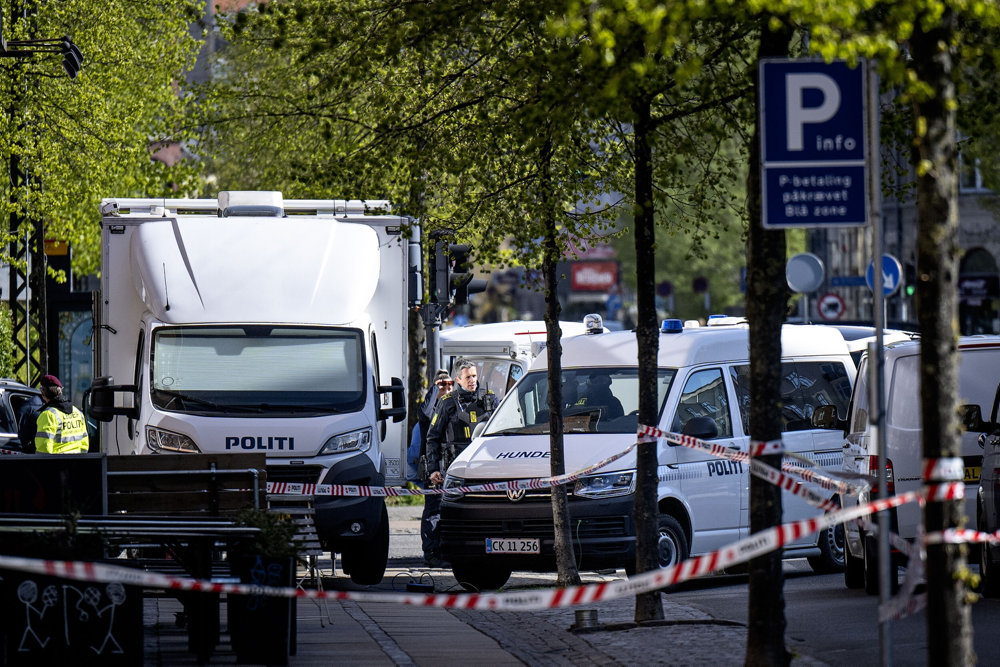 Politi afspærrer område på Vesterbro efter fund af død mand