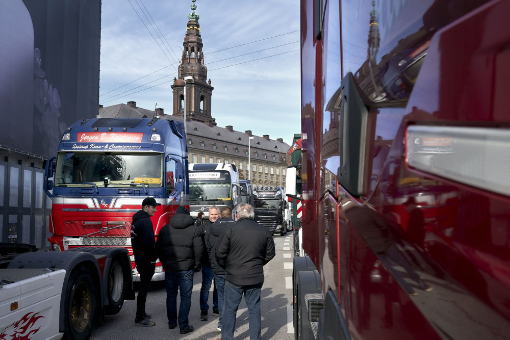 Vognmænd blokerer vejen ved Christiansborg Slotsplads og Børsen.