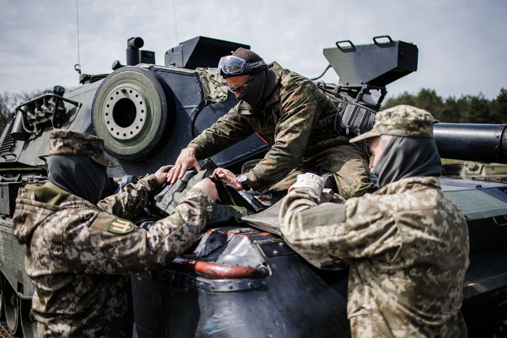 Training of Ukrainian soldiers om Leopard battle tanks in Germany