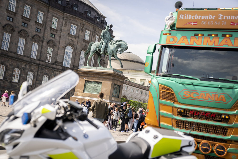 Lastbiler samlet omkring Christiansborg