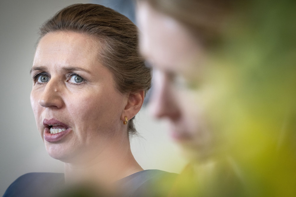 Mette Frederiksen og Kaja Kallas deltager i rundbordsinterview