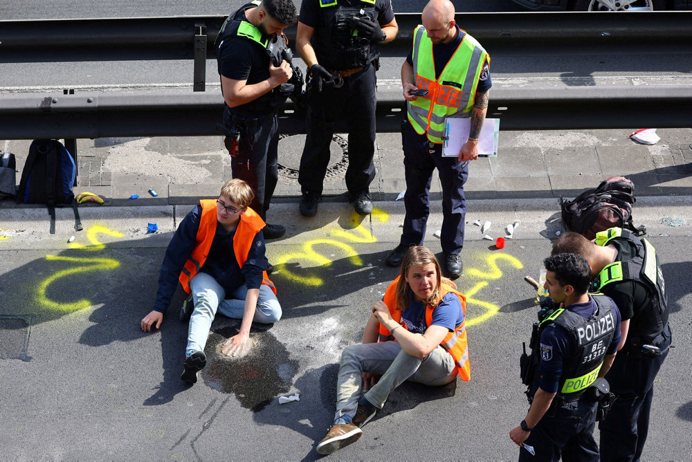 Letzte Generation activists protest in Berlin