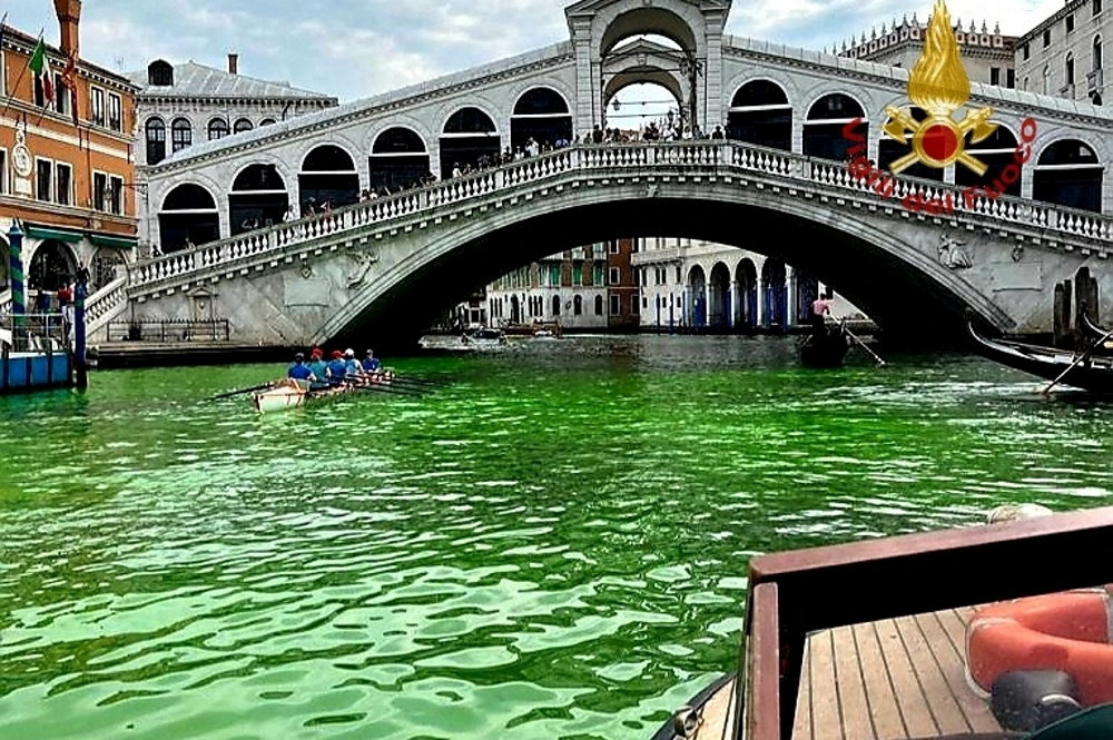 Venice''s waters turn green due to an unknown substance near the Rialto Bridge