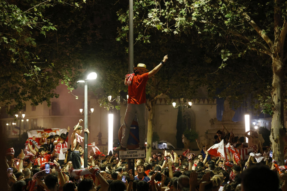 Sevilla fans celebrate after winning the Europa League Final