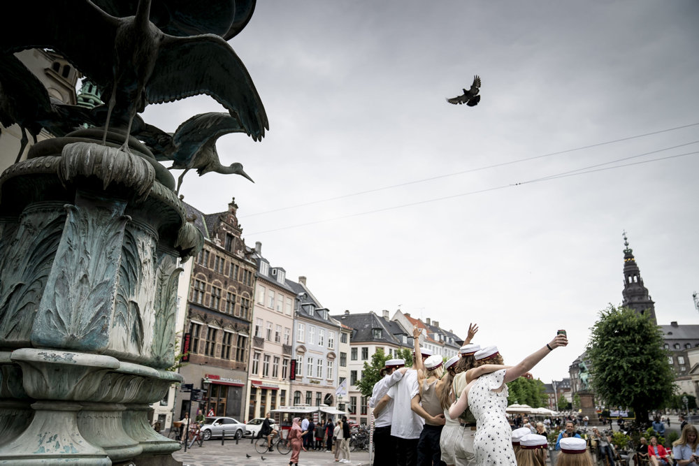 Glade unge i studentervogne mødes og fester