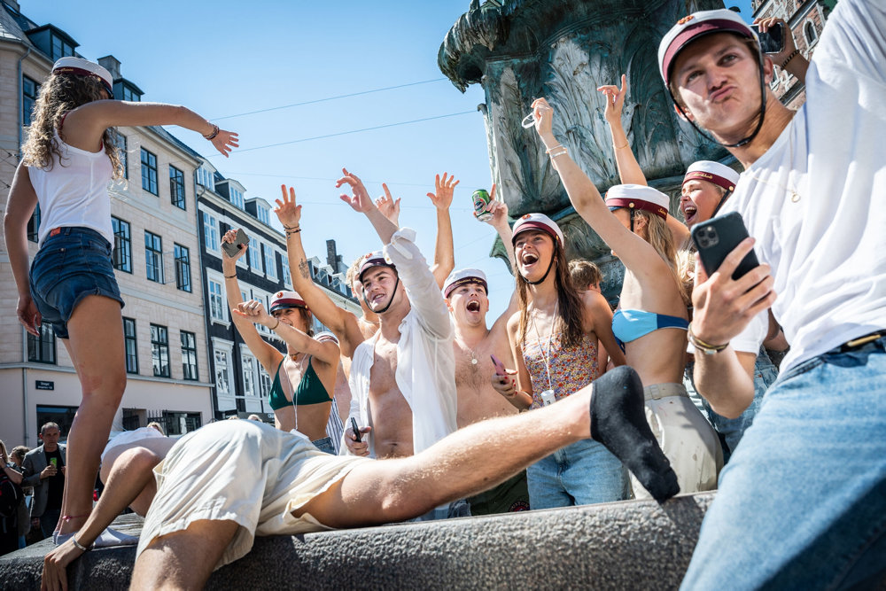 Nyudsprugne studenter fester i gaderne