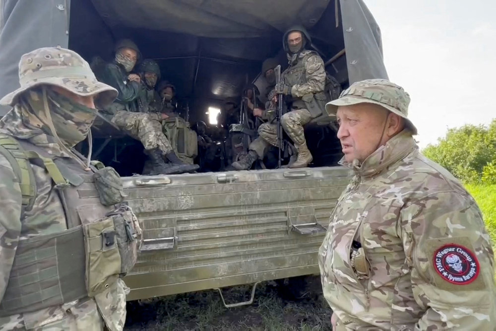 Founder of Wagner private mercenary group Jevgenij Prigozjin speaks with servicemen during withdrawal of his forces from Bakhmut