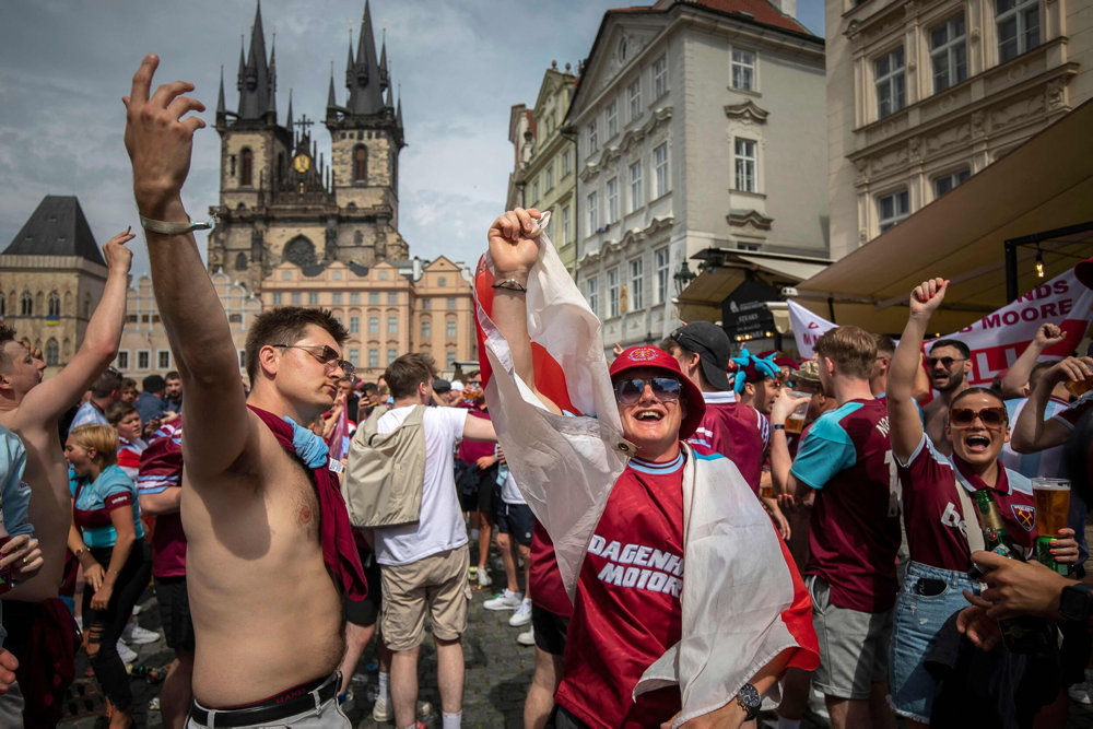 FBL-EUR-C4-FIORENTINA-WEST HAM-FANS