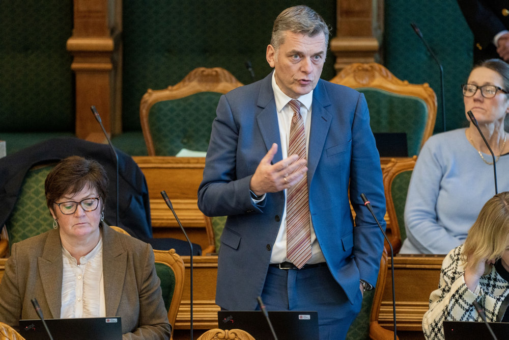 Tredje behandling af afskaffelse af store bededag på Christiansborg