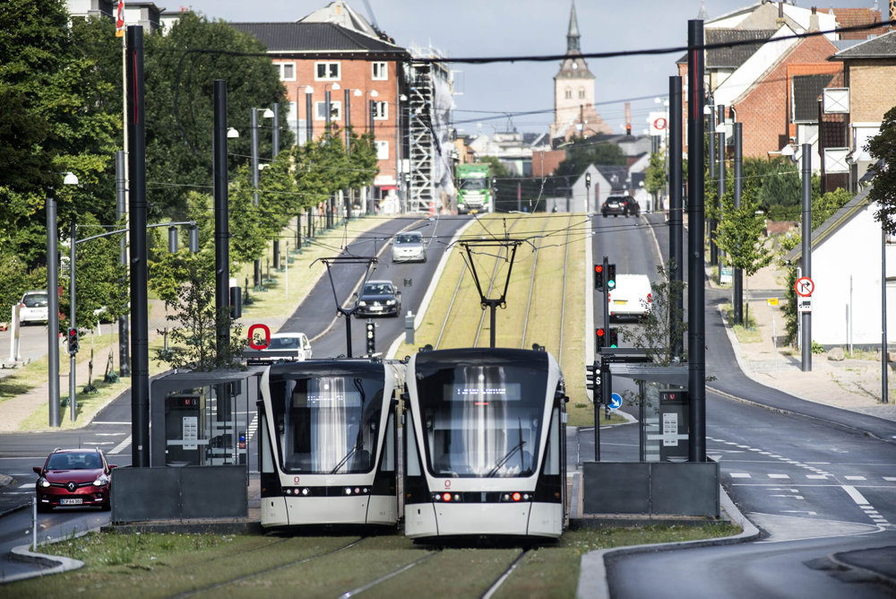 Odenses nye letbane er på skinner efter syv års ventetid. Ruten rundt i Odense blev indviet i slutningen af maj