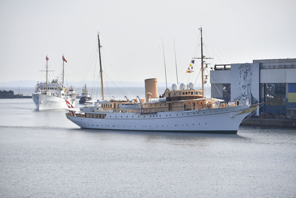 Det danske og norske kongeskib ankommer til Aarhus Havn