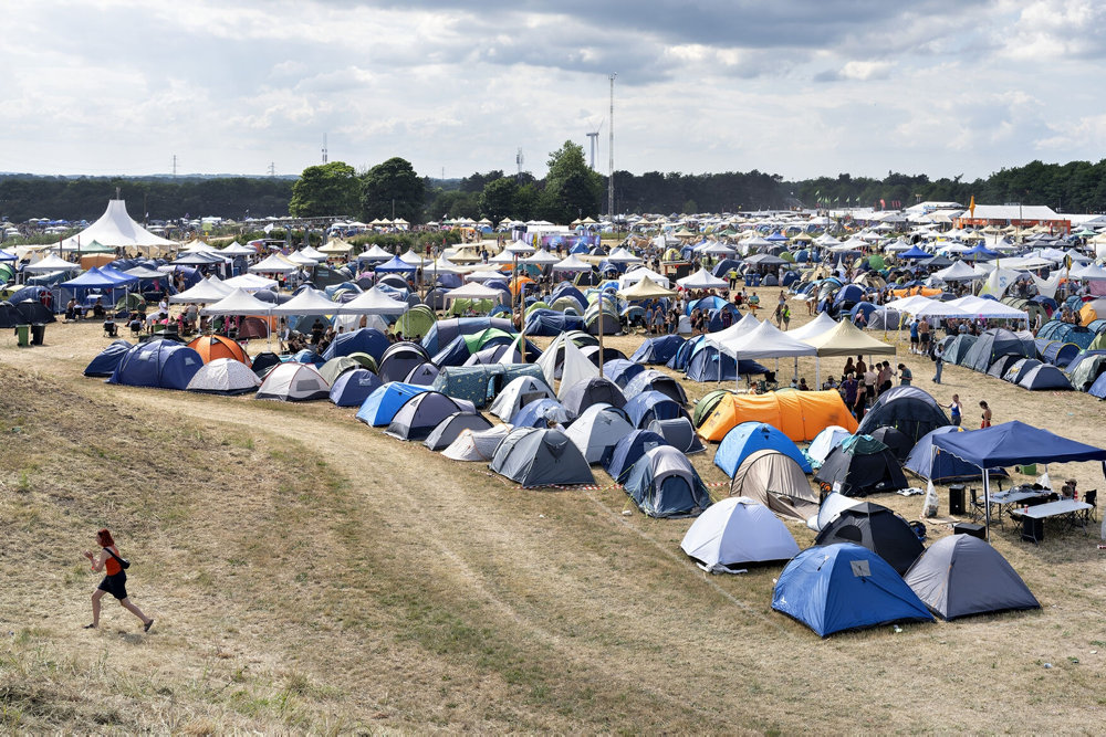 Roskilde Festival 2023. Stemning på campingområdet søndag ølbong